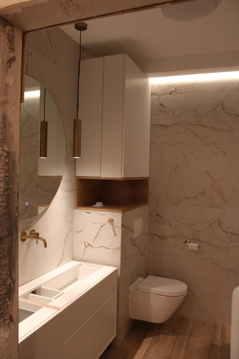 Łazienka z płytkami o fakturze białego marmuru.